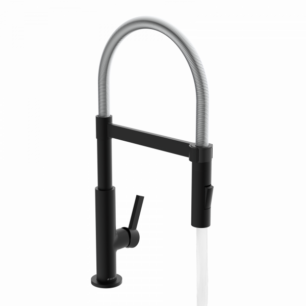 Schwarze Küchenarmatur mit hohem, silbernem Federschlauch und fließendem Wasserstrahl.