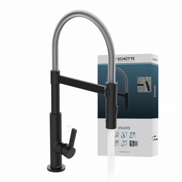 Schwarze Küchenarmatur mit flexiblem Metallfederschlauch vor Produktverpackung - MIAMI.