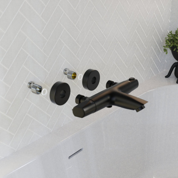 Schwarze Wandarmatur mit sichtbaren Anschlüssen über einer weißen Badewanne.