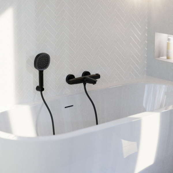 Schwarze Wannenfüllarmatur mit passender Handbrause an einer Badewanne