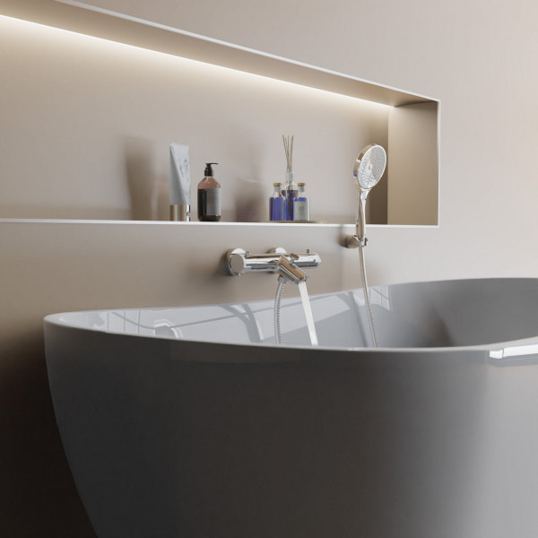 Wannenfüllarmatur mit angeschlossener Handbrause in einer grauen Badewanne