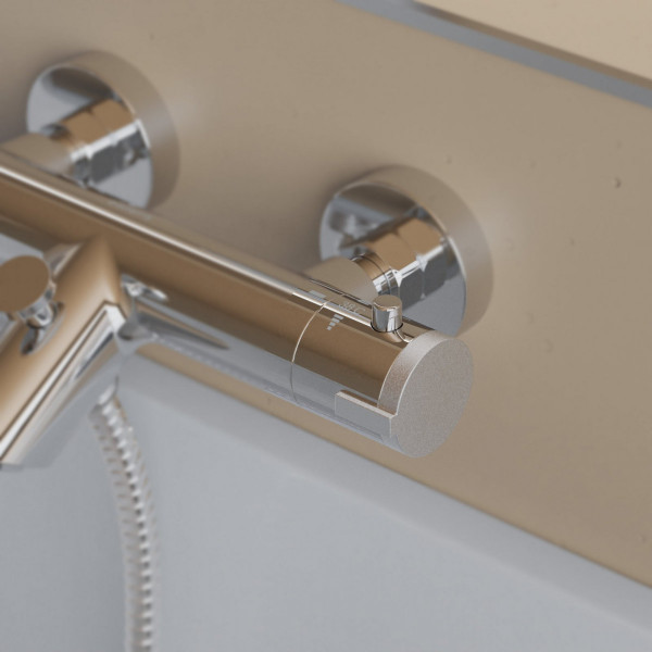 Verchromter Thermostatmischer mit Temperaturmarkierung und Wandmontage an Badewanne.