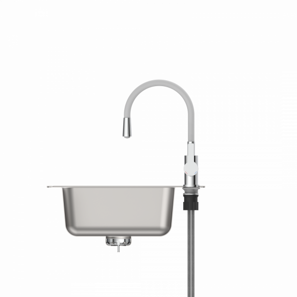 Edelstahlspüle mit rund gebogenem Wasserhahn und darunterliegendem Ablaufrohr.