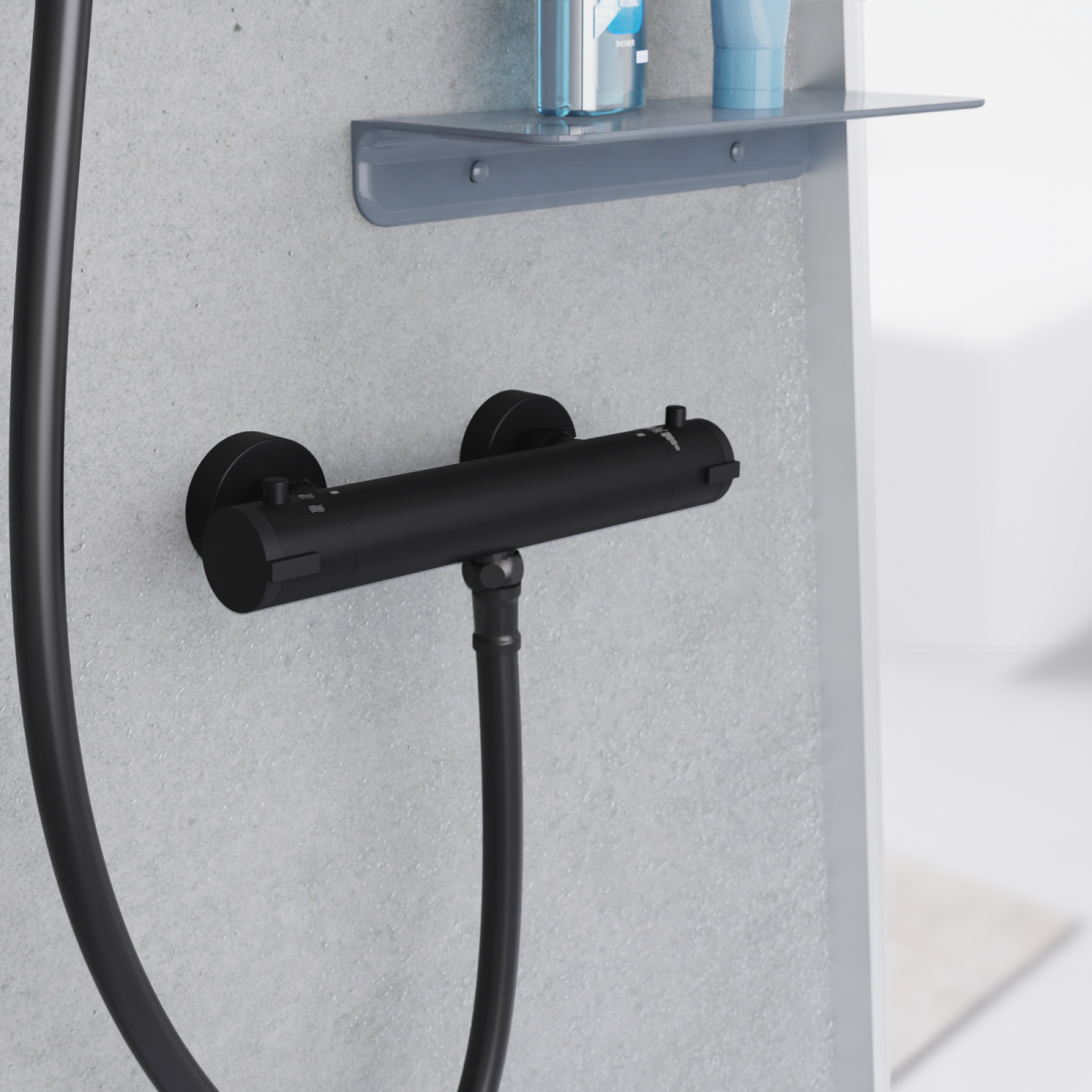 Schwarze Duscharmatur mit zwei Drehgriffen und angeschlossenem Duschschlauch an grauer Wand.