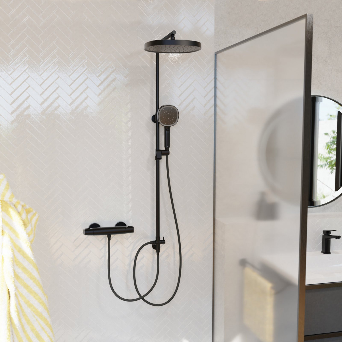 Schwarzes Duschset mit runder Kopfbrause, Handbrause und Thermostatarmatur an heller Wand.