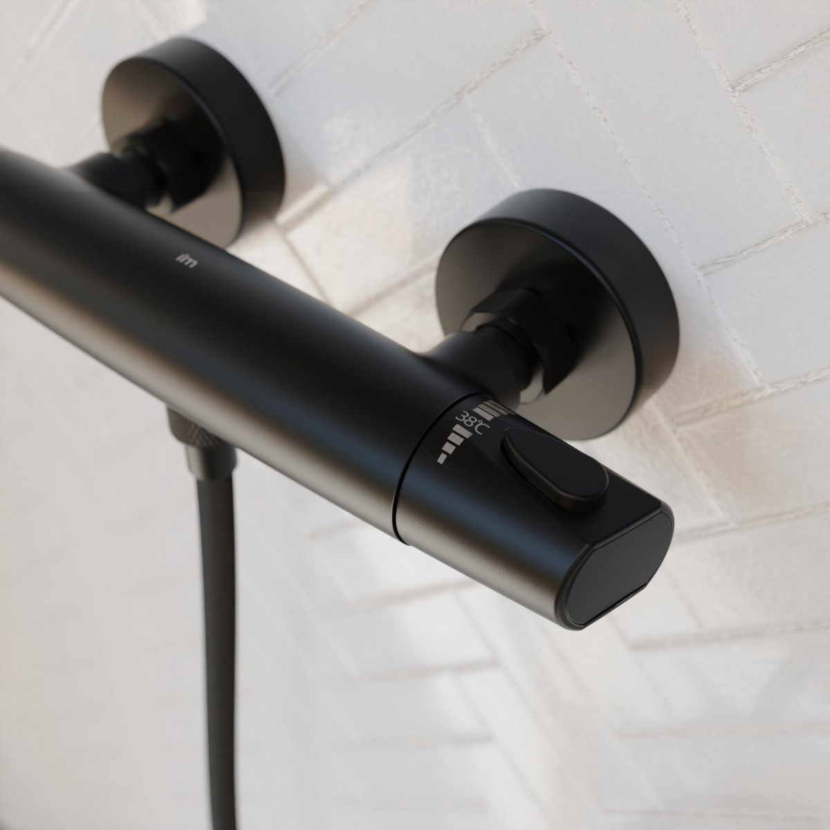 Schwarze Duscharmatur mit zwei Wandanschlüssen vor weiß gefliester Wand.
