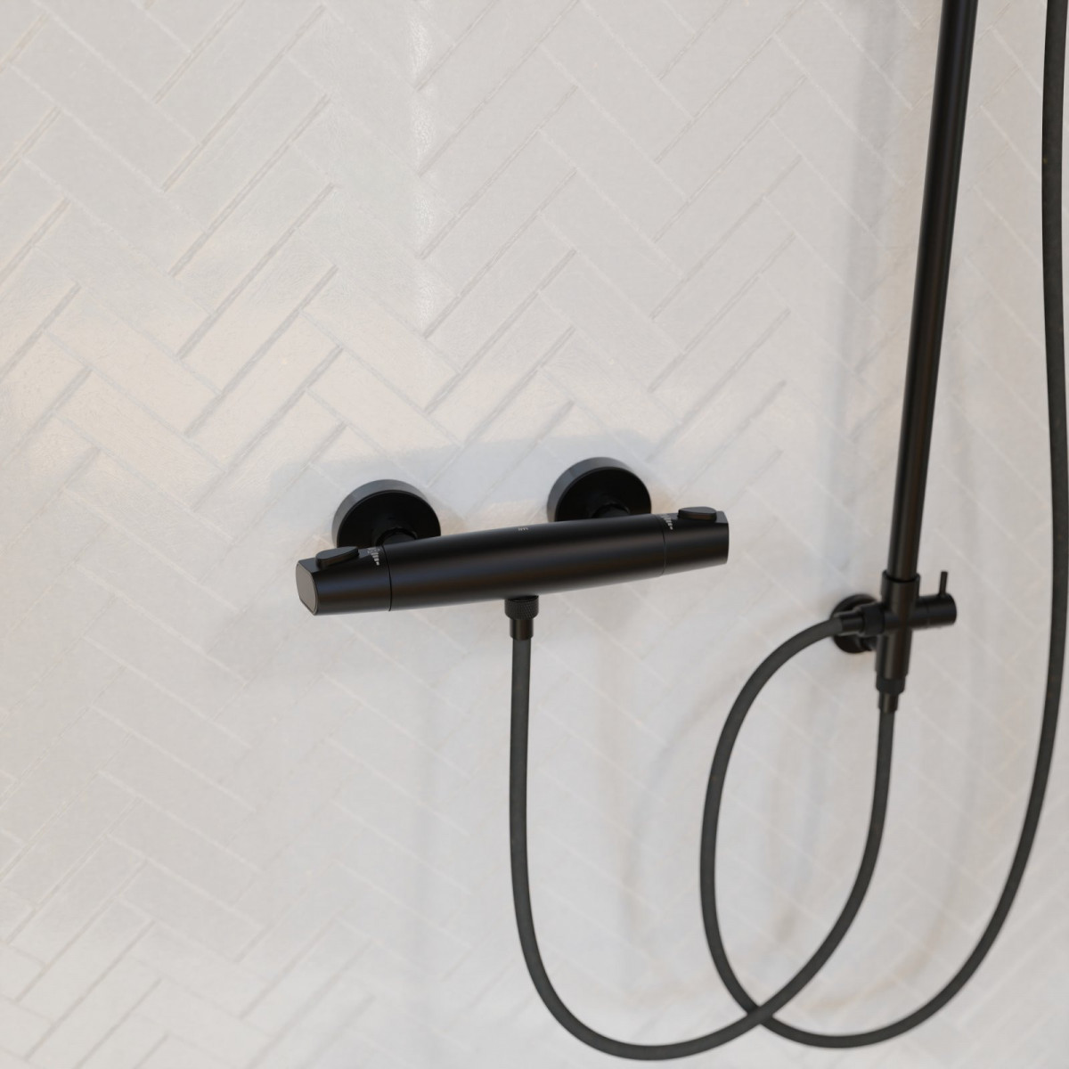Schwarze Duscharmatur mit Schlauch und Halterung vor heller Wand