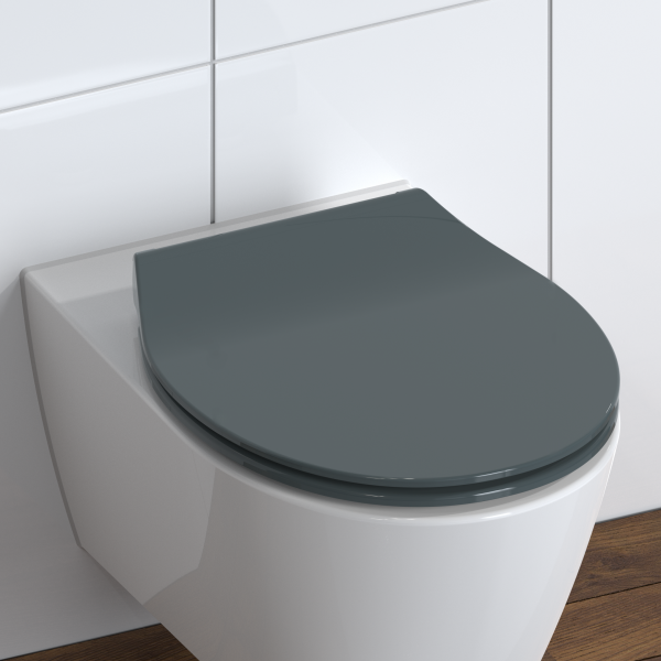 Wandhängende weiße Toilette mit geschlossenem dunkelgrauem WC-Sitz auf Holzboden.