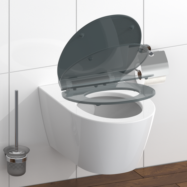 Wandhängende weiße Toilette mit grauem WC-Sitz, Bürstengarnitur und Toilettenpapierhalter.