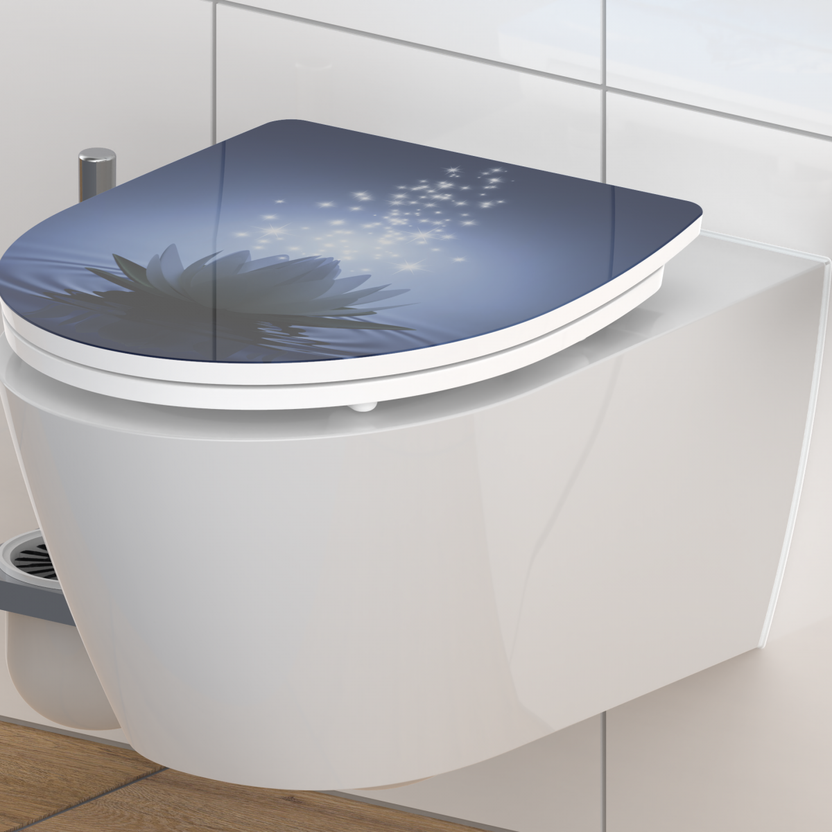 Wandhängendes WC mit WC-Sitz, blauem Deckel und Motiv aus Blüte und Lichtpunkten.