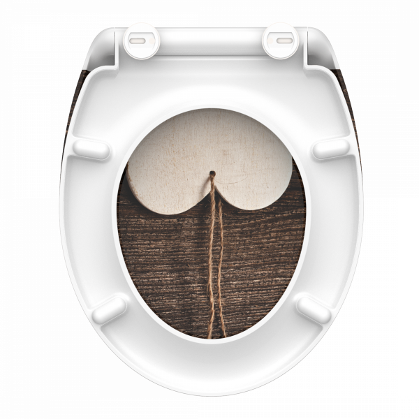 Weißer WC-Sitz mit Motiv aus Holzherz und Kordel auf brauner Holzoptik.
