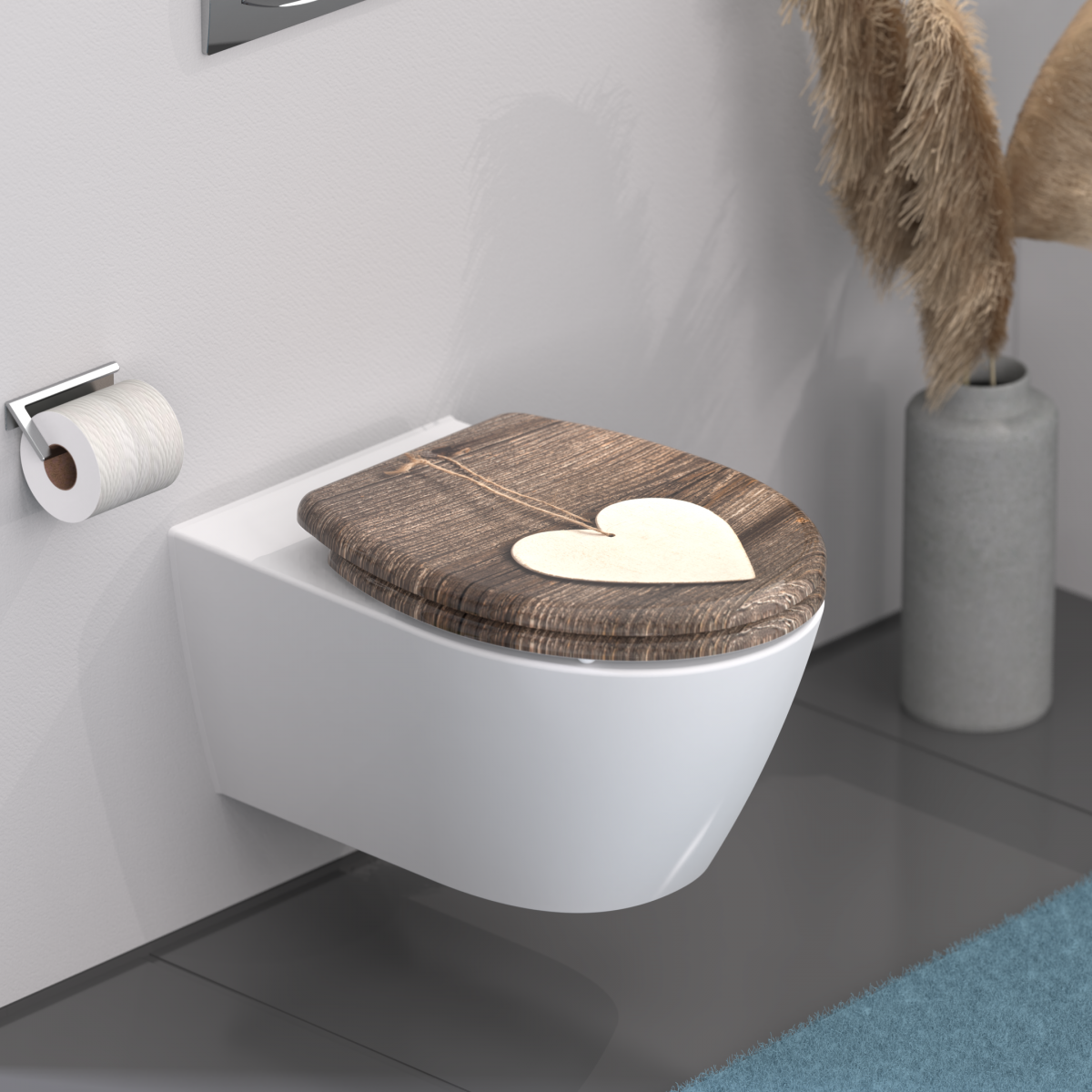 Wandhängendes WC mit Holzsitz und hellem Herzmotiv, daneben Toilettenpapierhalter.