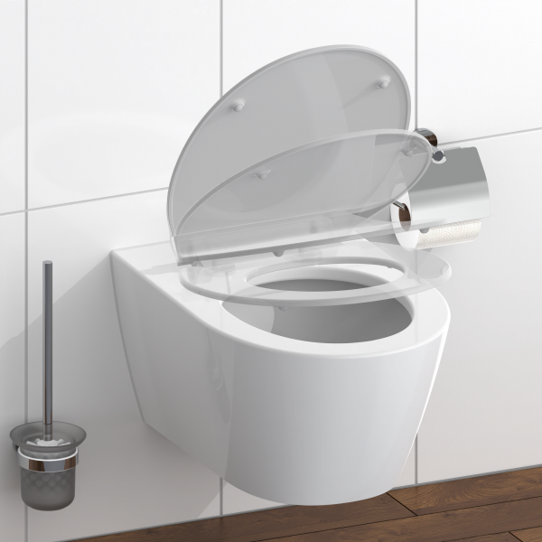 Wandhängende weiße Toilette mit hochgeklapptem Deckel und Bürstengarnitur daneben.