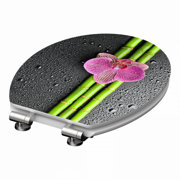 Ovaler WC-Sitz mit Motiv aus grünen Bambusstäben, Wassertropfen und rosa Orchidee.