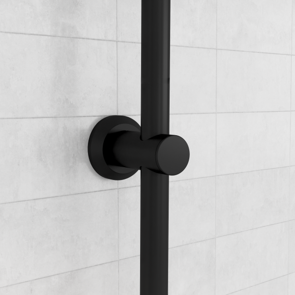 Schwarze Wandhalterung mit rundem Anschlussstück auf hellgrauer Fliesenwand.