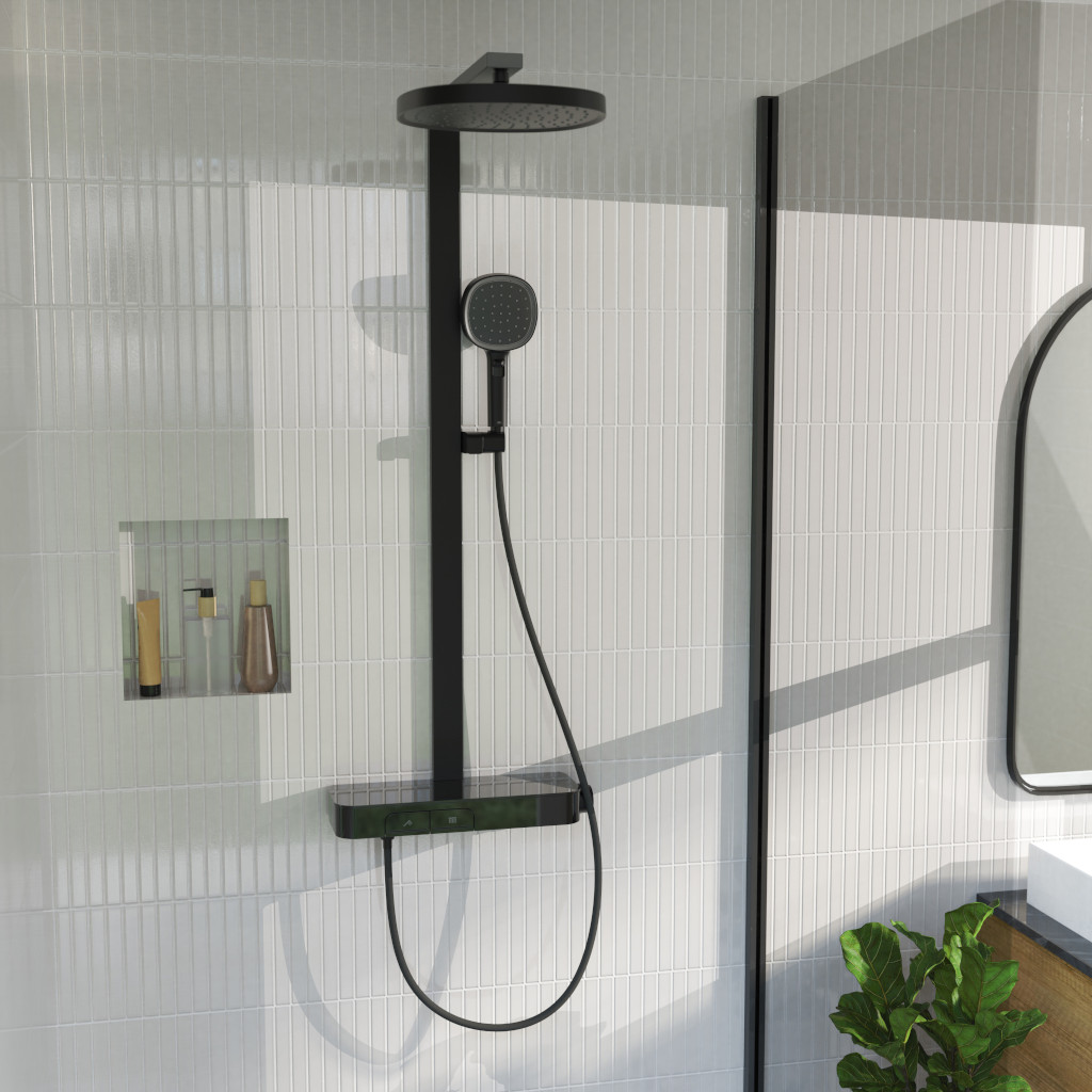 Schwarze Regendusche an weißer Fliesenwand mit Glas Paneel