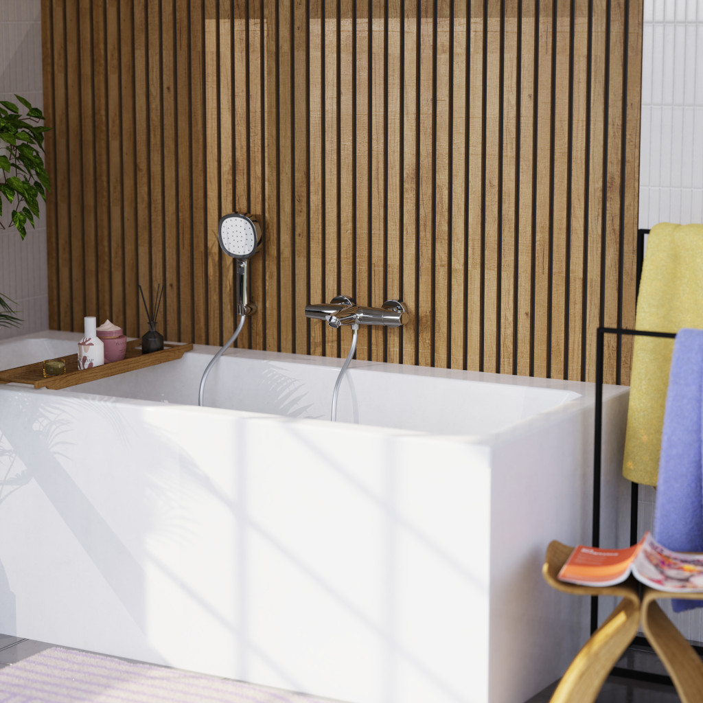 Eckige Badewanne mit Wannenfüllarmatur in Chrom an einer Wand aus Holzpaneelen