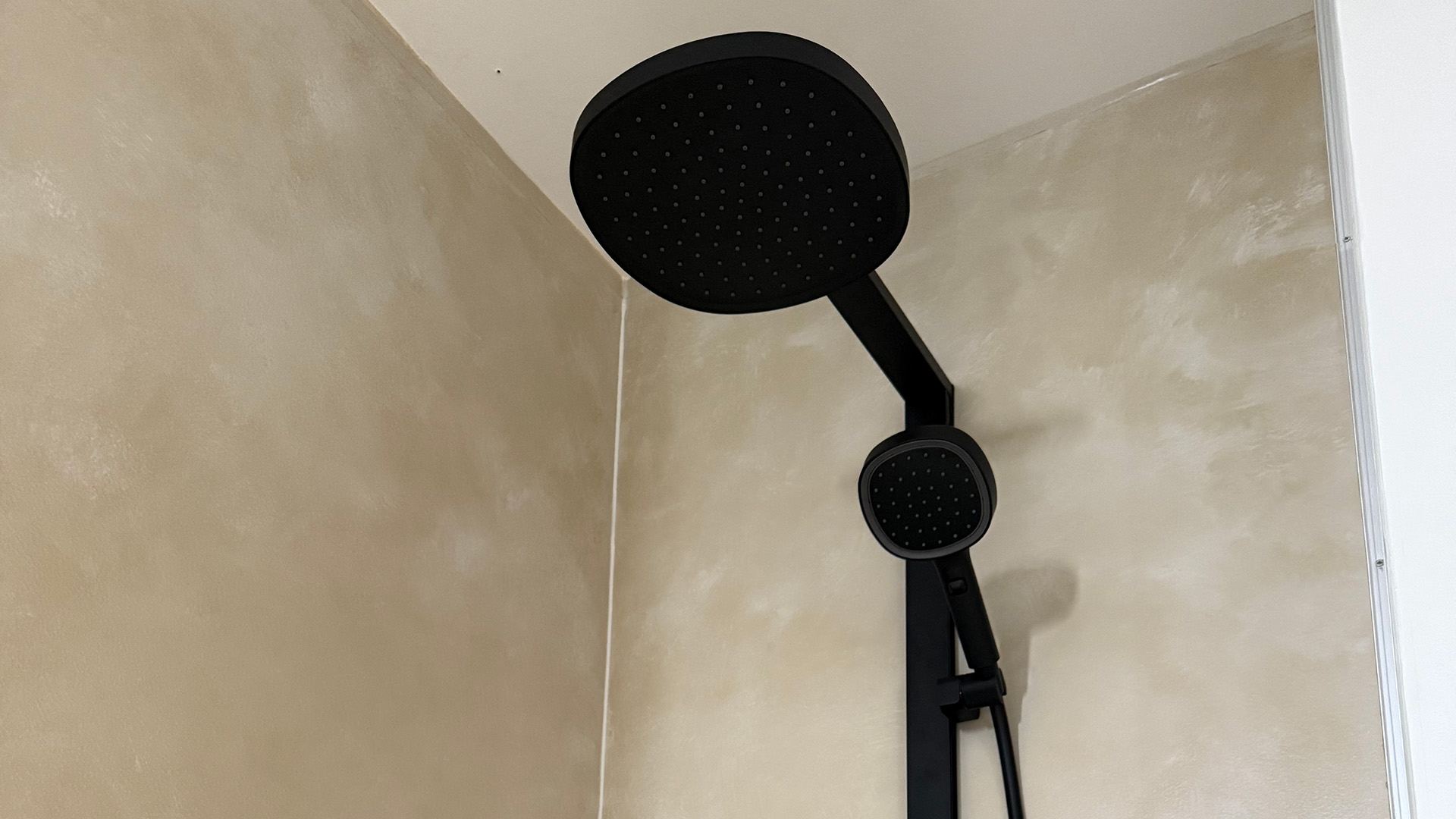 Schwarze Regendusche