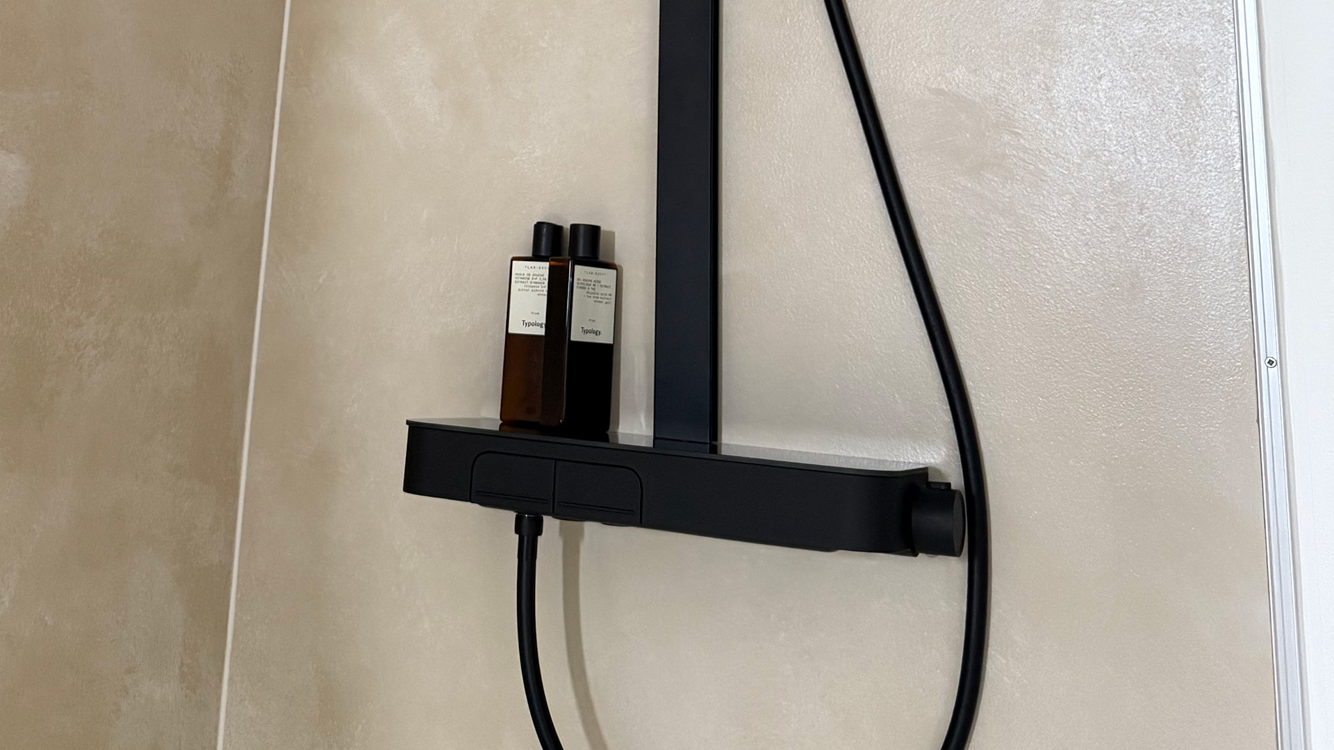 Schwarze Duscharmatur an der Wand