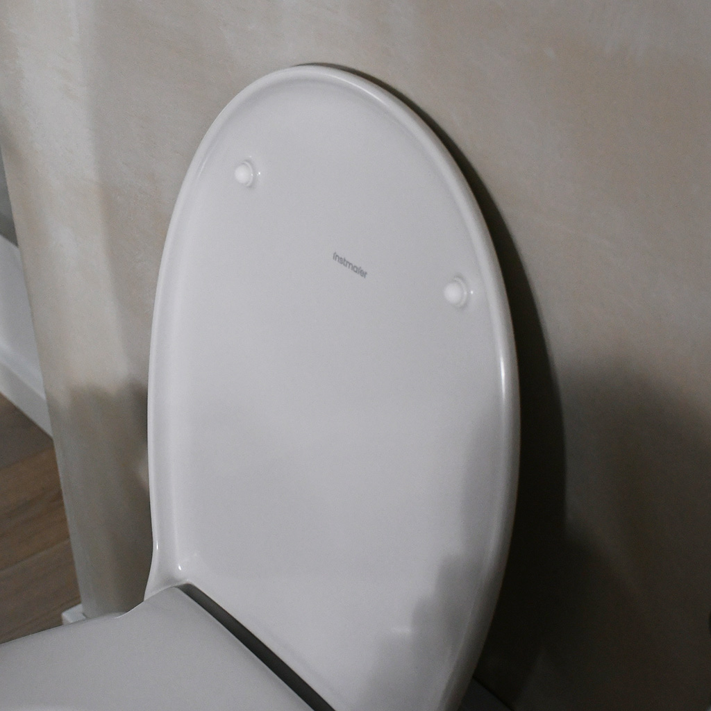 Weißer WC-Sitz